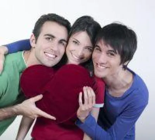 Bild: Frau findet schwulen Freund bei Gleichklang.de