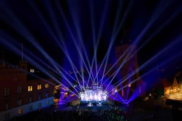 Bild: „Sunshine, freedom and a little flower“ – phase7 inszeniert Hauptshow des Hans Christian Andersen Festivals