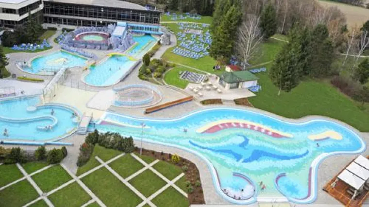 Bild: Neu in Europas größter Thermenlandschaft: Auf Sprudelkissen durch die Therme schweben