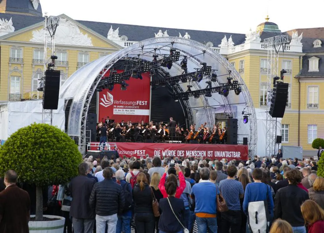Verfassungsfest vor dem Karlsruher Schloss (Foto: KME / Jürgen Rösner)