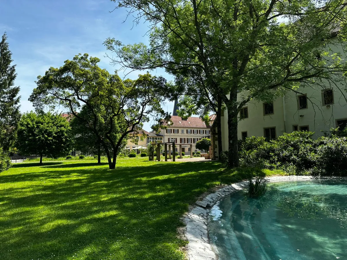 Idyllisch im großen Park mit dem Alten Schloss samt Trauzimmer gelegen (© PRSchlossNeckarbischofsheim)