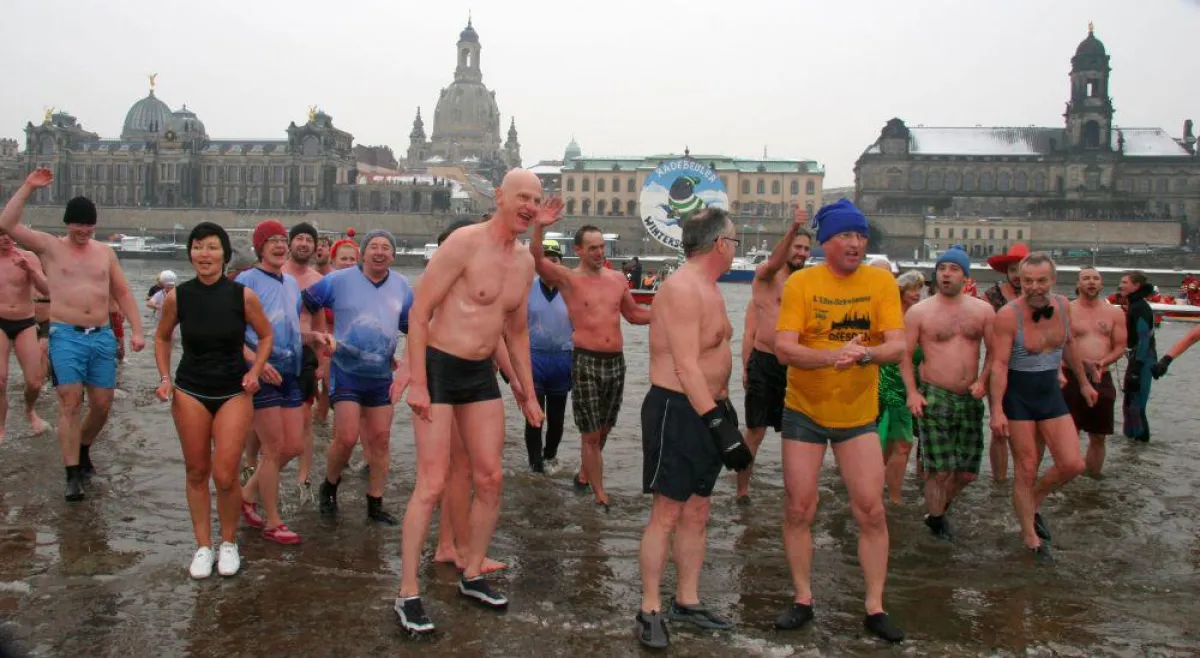Dresdner Neujahrsschwimmer am Ziel der 400 Meter Strecke