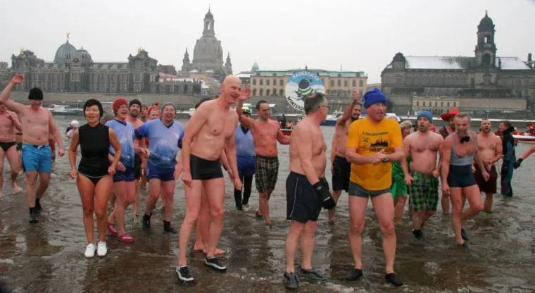 Bild: 103 Teilnehmer beim 15. Neujahrsschwimmen