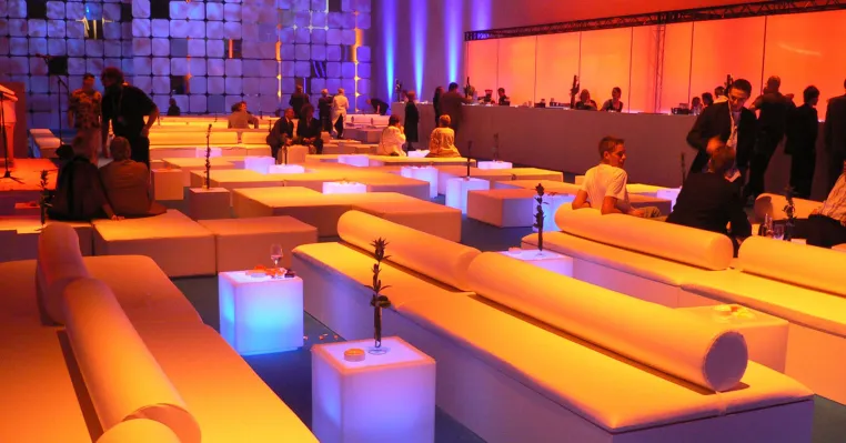 Stylische Eventmöbel schaffen ein einzigartiges Ambiente Bild: Stylische Eventmöbel schaffen ein einzigartiges Ambiente