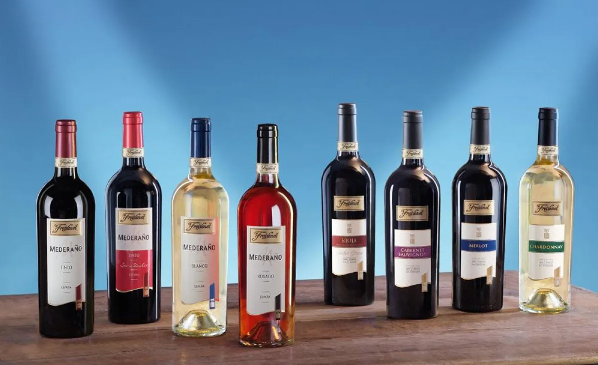 Der spanische Cava- und Weinhersteller Freixenet präsentiert seine Weine in neuer Ausstattung mit prägnantem Markenlogo: der schwarze Freixenet-Schriftzug auf goldenem Hintergrund als Garantiesiegel f