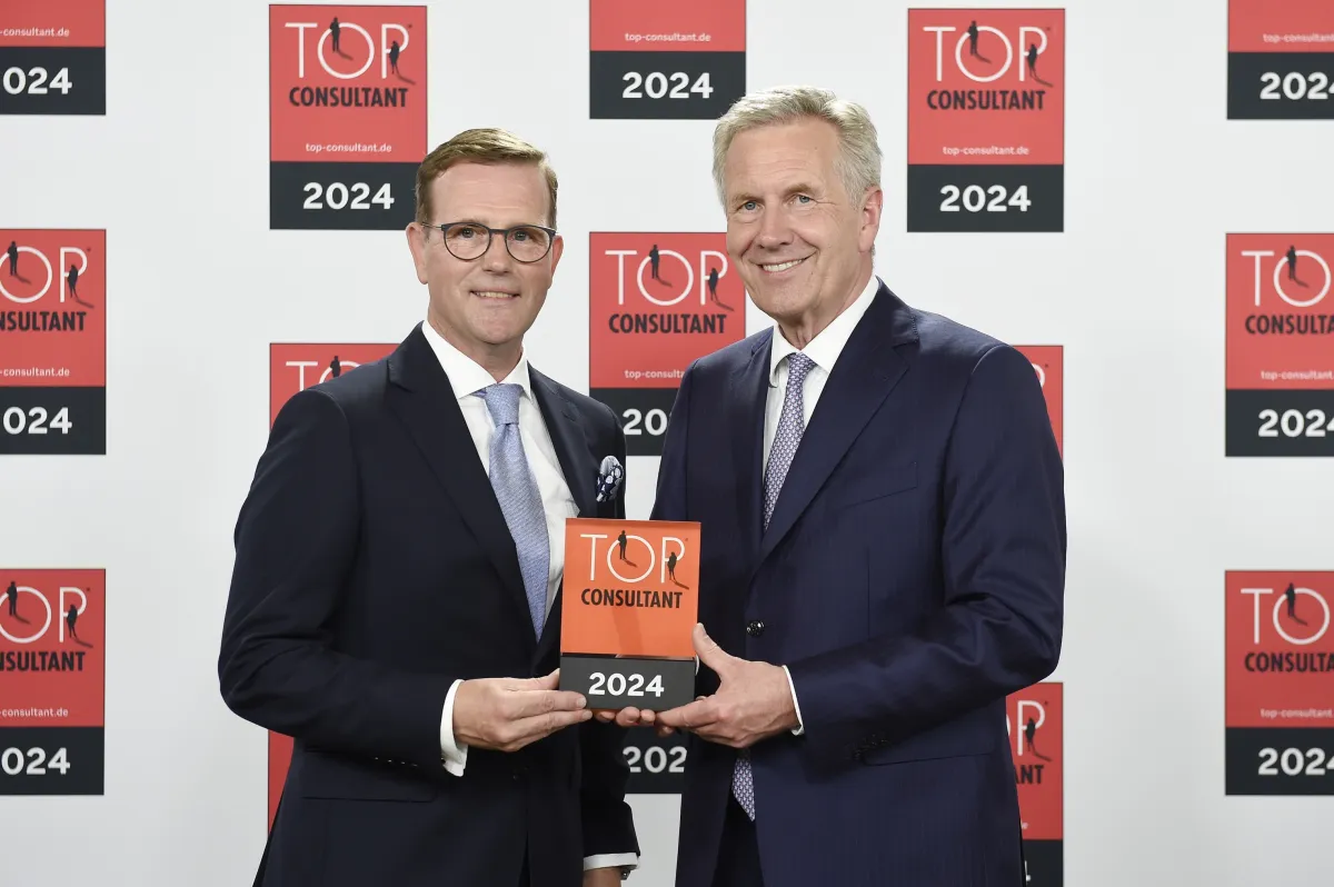 Bundespräsident a. D. Christian Wulff gratuliert Olaf Pagel, Vorstandsmitglied der CAS AG. (© KD Busch / compamedia)