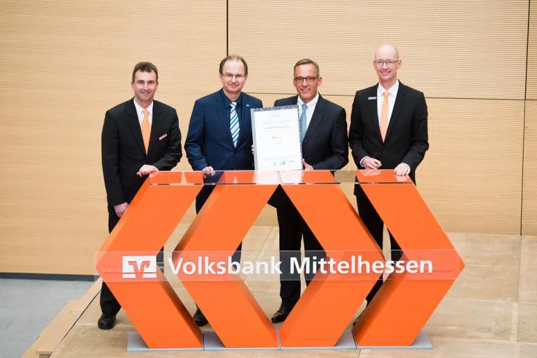 TÜV Hessen zeichnet Ausbildung der Volksbank Mittelhessen aus Bild: TÜV Hessen zeichnet Ausbildung der Volksbank Mittelhessen aus