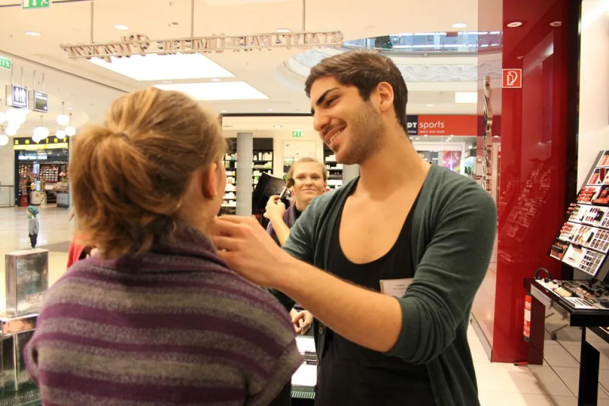 Ziya Dindar ist der erste und bisher einzige Travel-Visagist der Stadt-Parfümerie Pieper