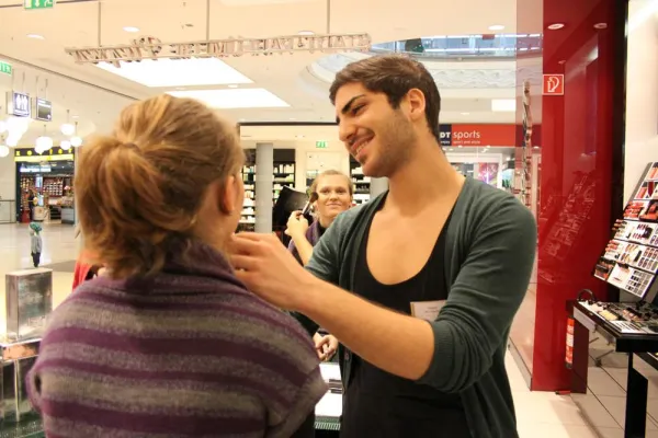 Schminkberatung: Ein Mann im Frauenberuf Bild: Schminkberatung: Ein Mann im Frauenberuf