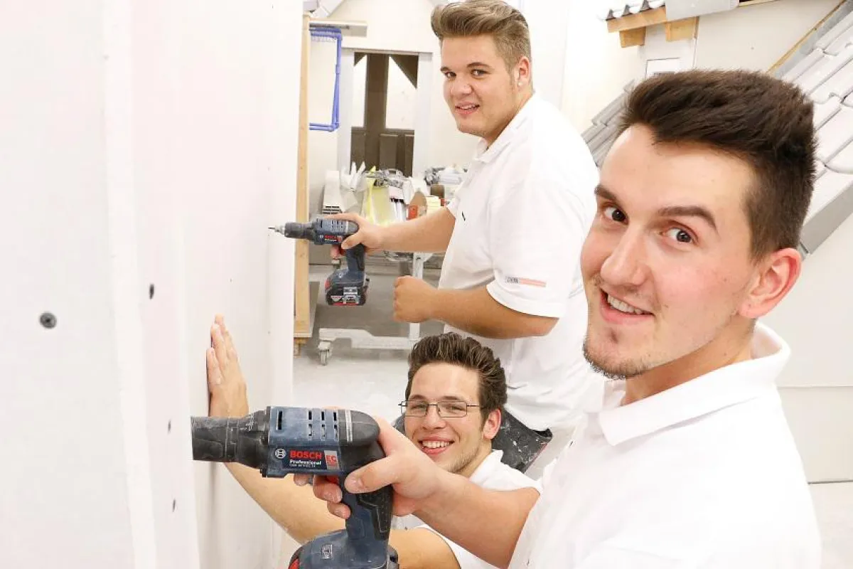 Stuckateure Marc Armbrüster, Valmir Dobruna und Ersatzmann Max Petter trainieren für EuroSkills