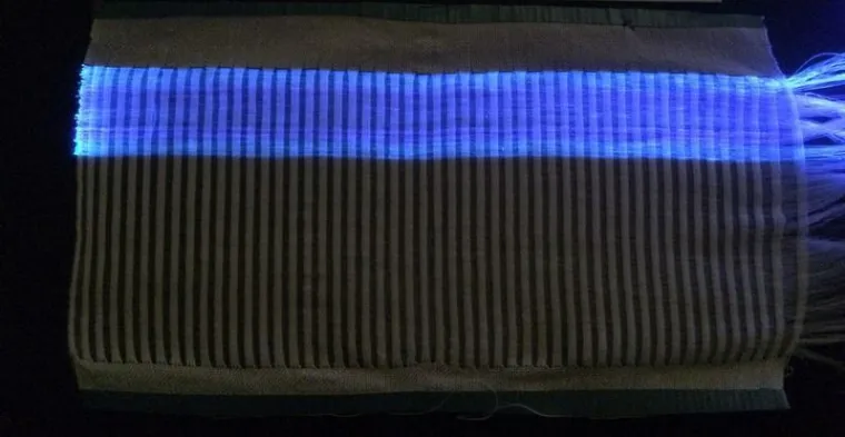 Bild: Leucht-Pyjama behandelt Neugeborene