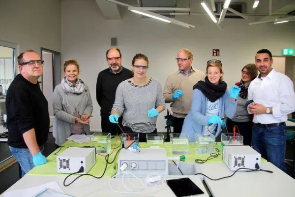 Bild: Firma Metoba und Technikzentrum vermitteln Wissen über Galvanisierung