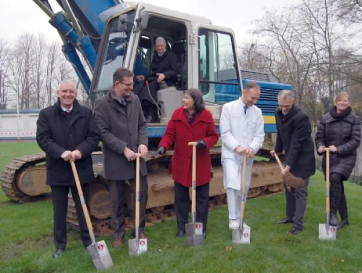 Beim Spatenstich für den neuen Kindergarten