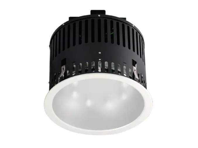 Bild: XBright© EPOCH VIII - LED-Hallentiefstrahler als energieeffizienter Ersatz für konventionelle HQI-Leuchten