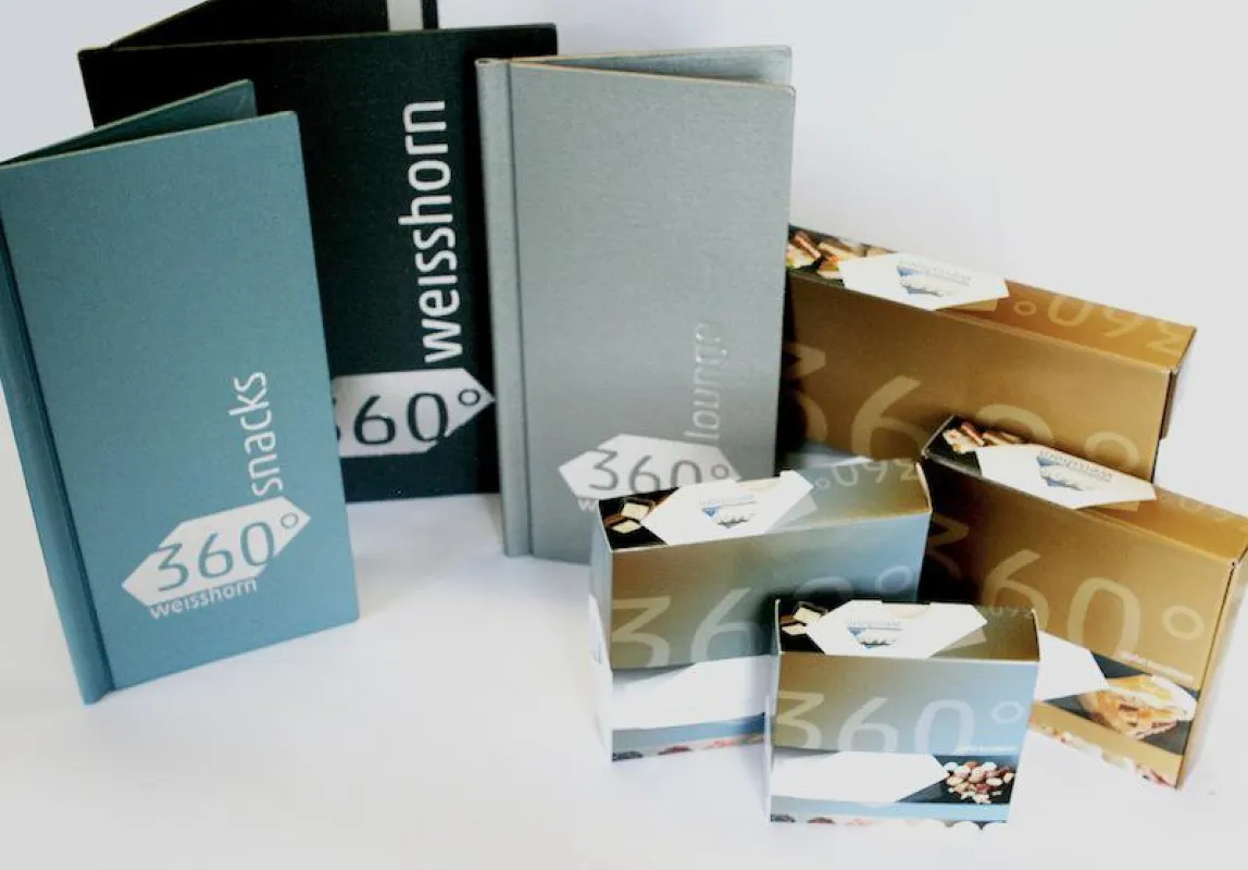 360° Hochgenuss im neuen Look – von der Speisenkarte bis zur Pralinenbox.
