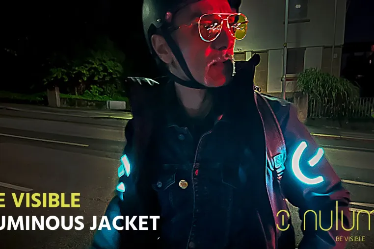 Bild: nulumo commuter 01, Die Radfahrer Jacke die Sichtbarkeit und damit Sicherheit rundum bietet.