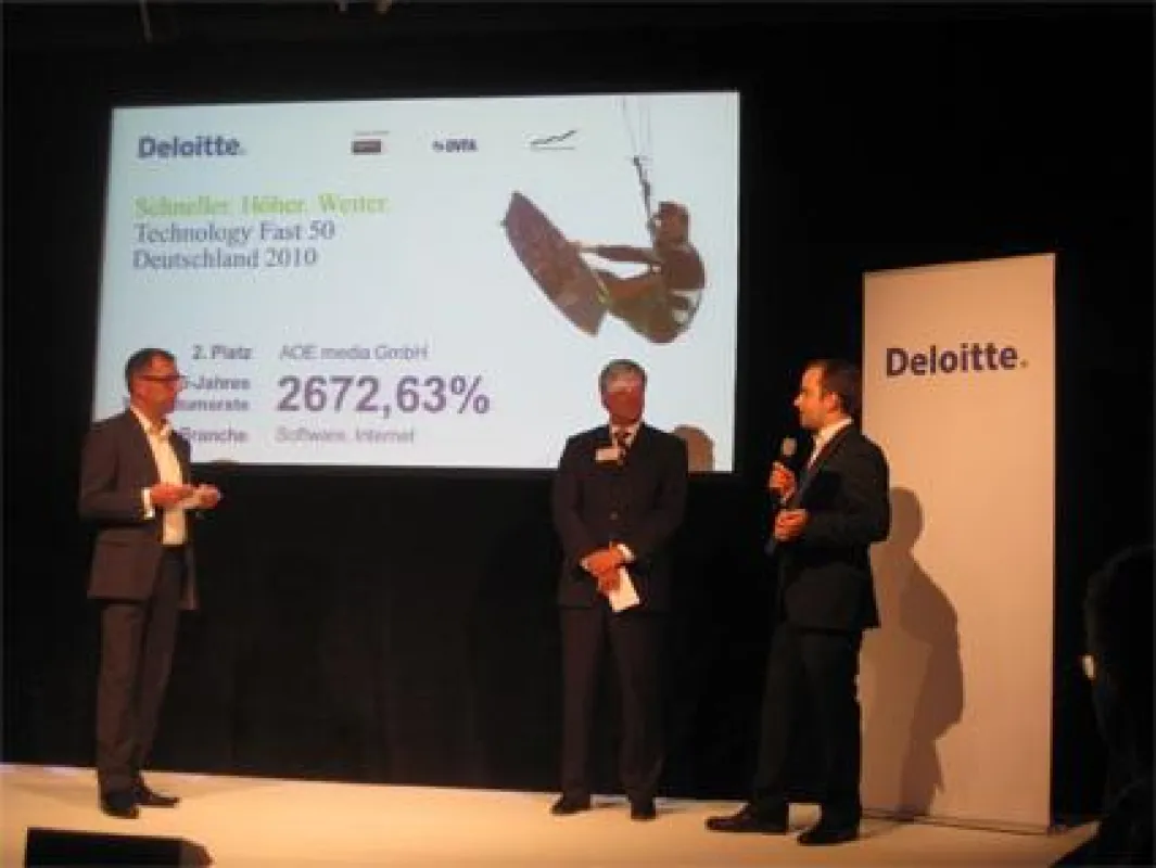 Kian T. Gould (im Bild rechts), Geschäftsführer der AOE media GmbH, bei der Preisverleihung der Deloitte Technology Fast 50