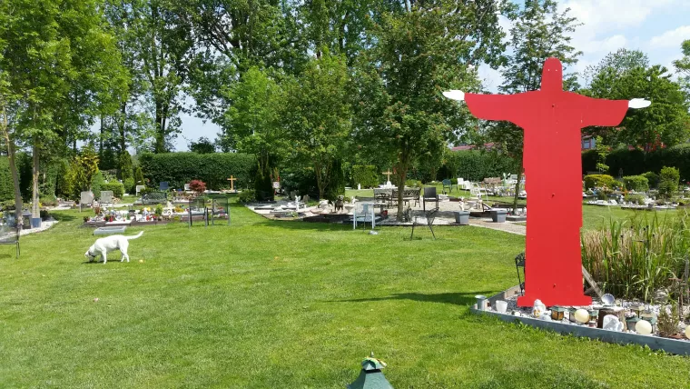 Bild: Der Tierfriedhof München bei Hallbergmoos geht in das 19te Jahr !