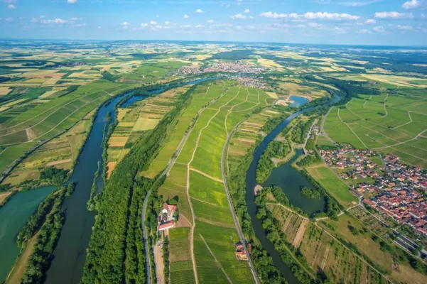 Bild: Die Terrasse der Vogelsburg bei Volkach an der Mainschleife ist auch im Winter geöffnet