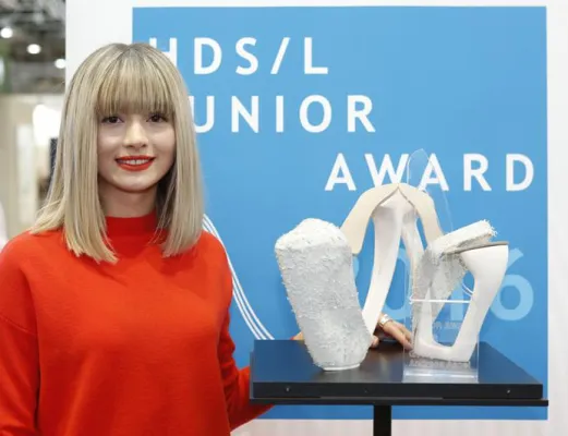 Pforzheimer Designerin für „schwebende Schuhe“ prämiert Bild: Pforzheimer Designerin für „schwebende Schuhe“ prämiert