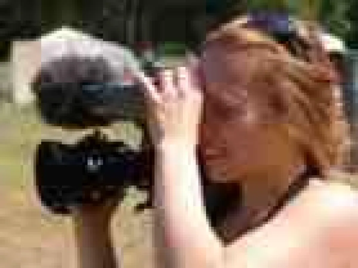 Teilnehmerin dreht auf dem Jugendmediencamp einen Videofilm