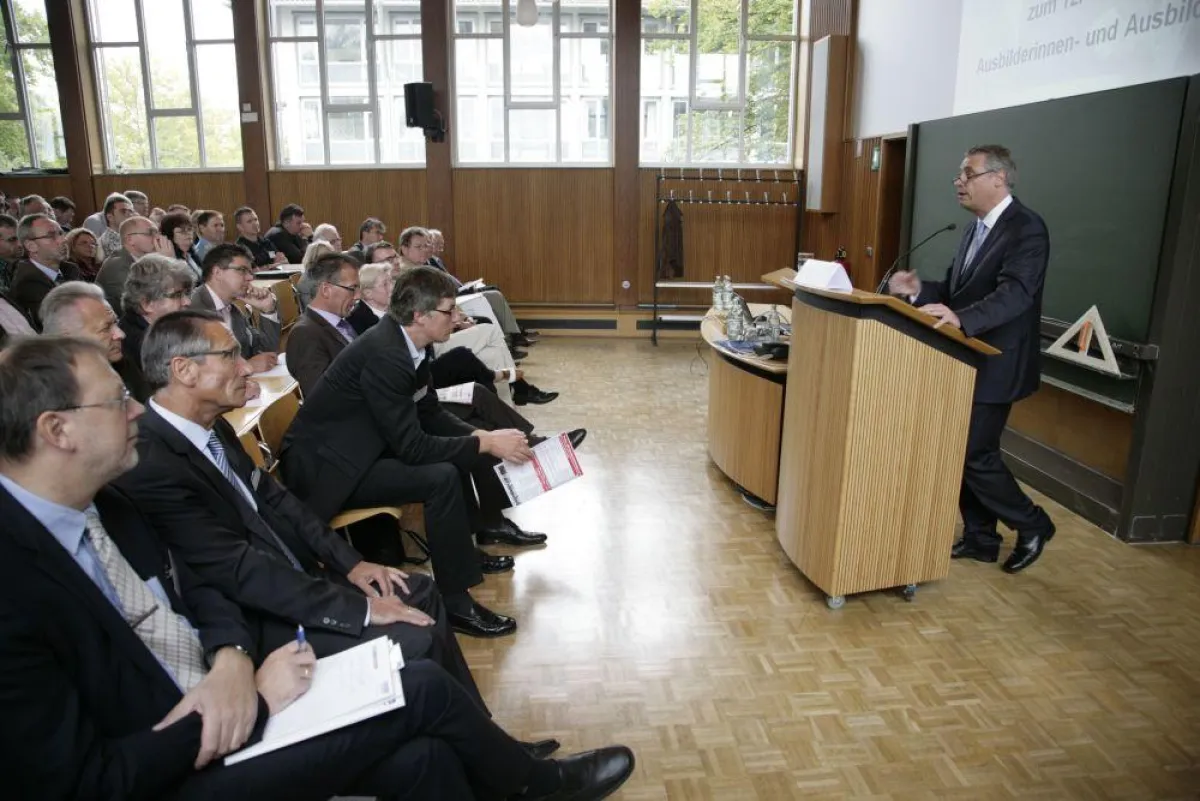 Herr Prof. Dr. Friedrich Hubert Esser hielt das Eingangsreferat
