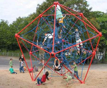 Bild: Sichere Kletternetze für den öffentlichen Spielplatz