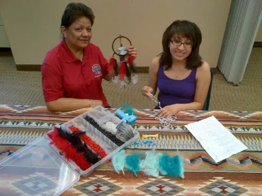 Bild: Schöner träumen am Grand Canyon West - Bei den Hualapai kann man seinen persönlichen Traumfänger basteln