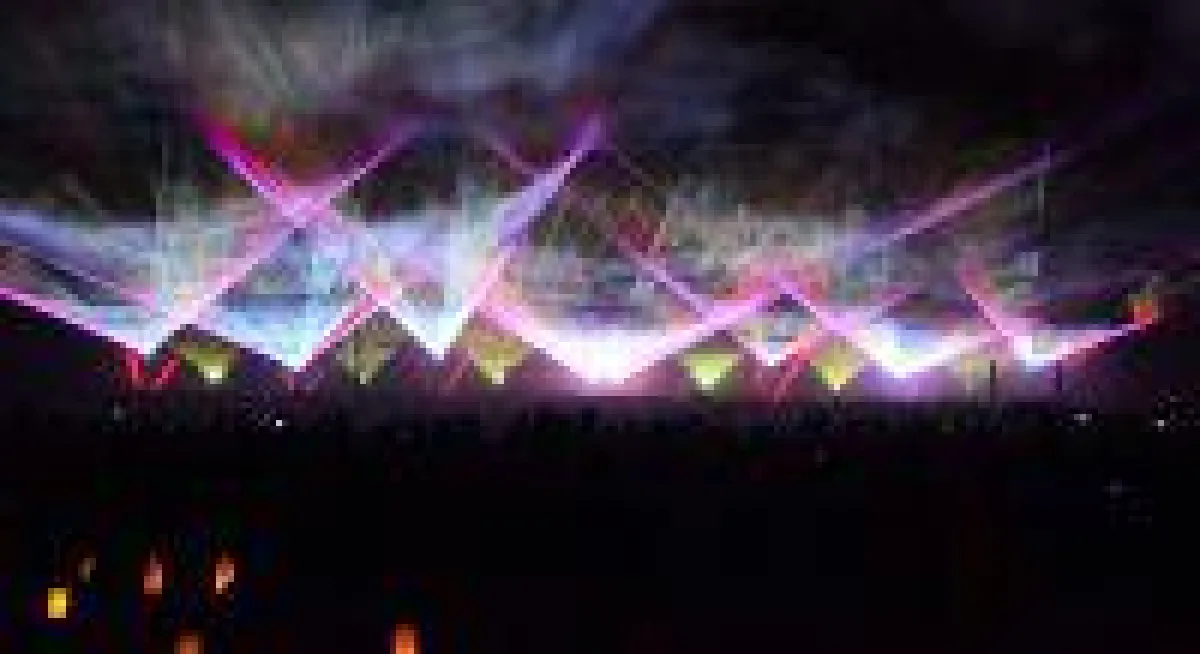 LPS-Lasersysteme verzaubert bei den jährlichen Meisterschaften der Feuerwerker, Flammende Sterne, mit individuellen Lasershows.