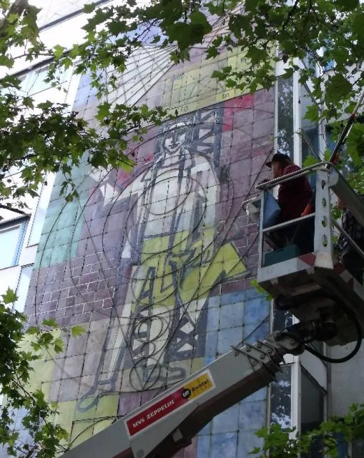 Seit den Vorarbeiten im September 2010 ist das Wandbild wieder gut suchtbar. Bild: fkww.de