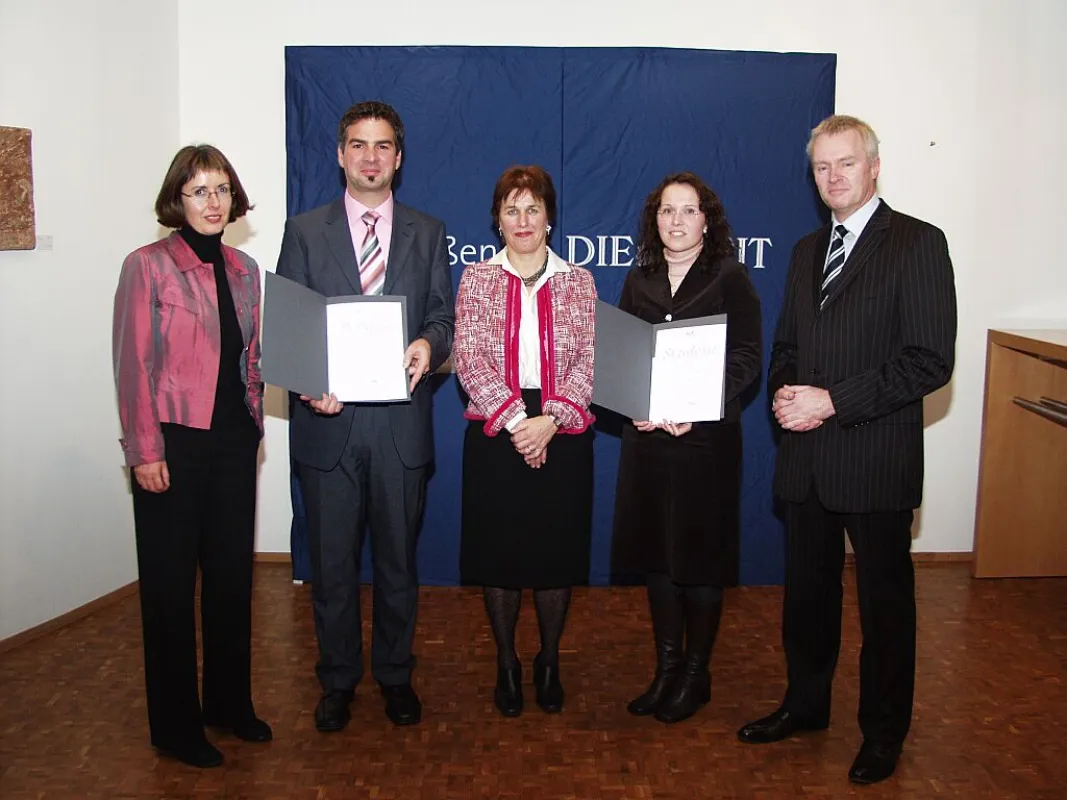 AKAD-Fernstudium: Preisverleihung an Sascha Koch (2.v.l.) und Sandra Butz (4.v.l.)