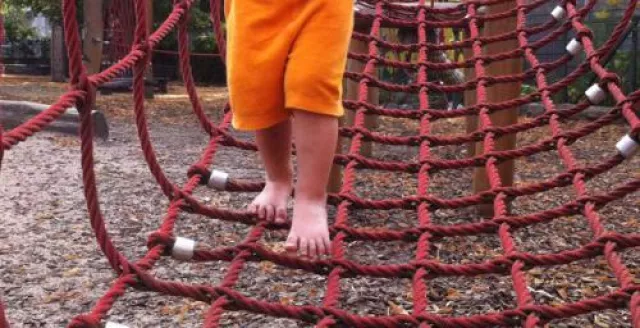 Weltspieltag: Spielen auf dem Spielplatz bildet Bild: Weltspieltag: Spielen auf dem Spielplatz bildet