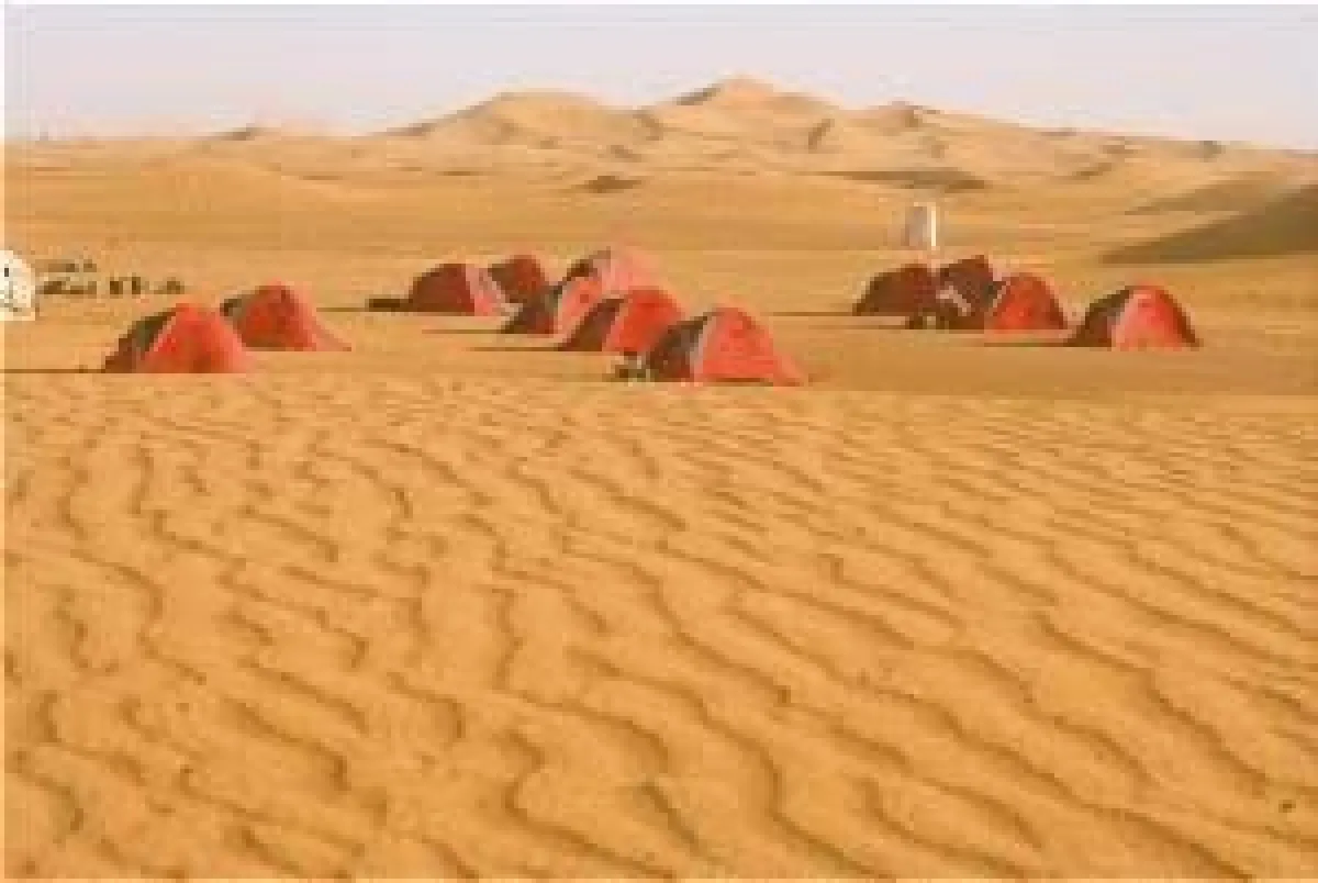 Rote Zelte in der Wüste, Marokko, Foto: Wikinger Reisen. Abdruck honorarfrei, bitte nur mit Quellenangabe. Foto senden wir gern in hoher Auflösung zu. Bitte per Mail bei der Pressestelle anfordern.