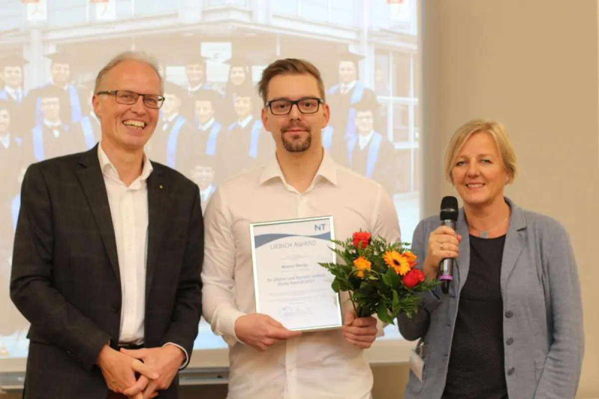 Prof. Otto von Estorff, Präsident des NIT, Marcel Bengs, Preisträger, Susanne Bannuscher-Hansen, Manager of Programs & Student Affairs (NIT/Alina Gruhn)
