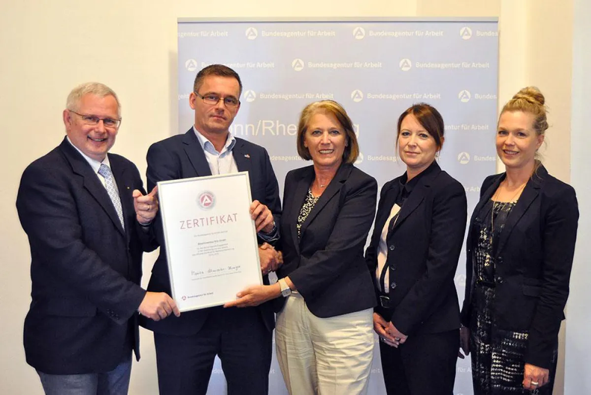 Übergabe des Zertifikats für Nachwuchsförderung