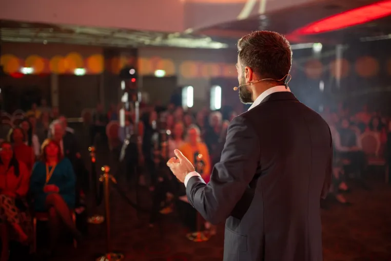 Enes Özkaya gewinnt Excellence Award beim 6. Internationalen Speaker Slam Bild: Enes Özkaya gewinnt Excellence Award beim 6. Internationalen Speaker Slam