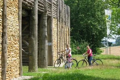Bild: Archäologiepark Altmühltal – Familienradtour „Von Toren und Altären“