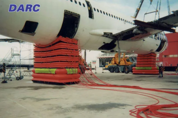 Bild: Hochentwickelte Bergungstechnik für Flugzeuge