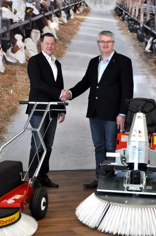 Alfons Westermann gratuliert Andreas Menger zu seinem 20-jährigen Firmenjubiläum.