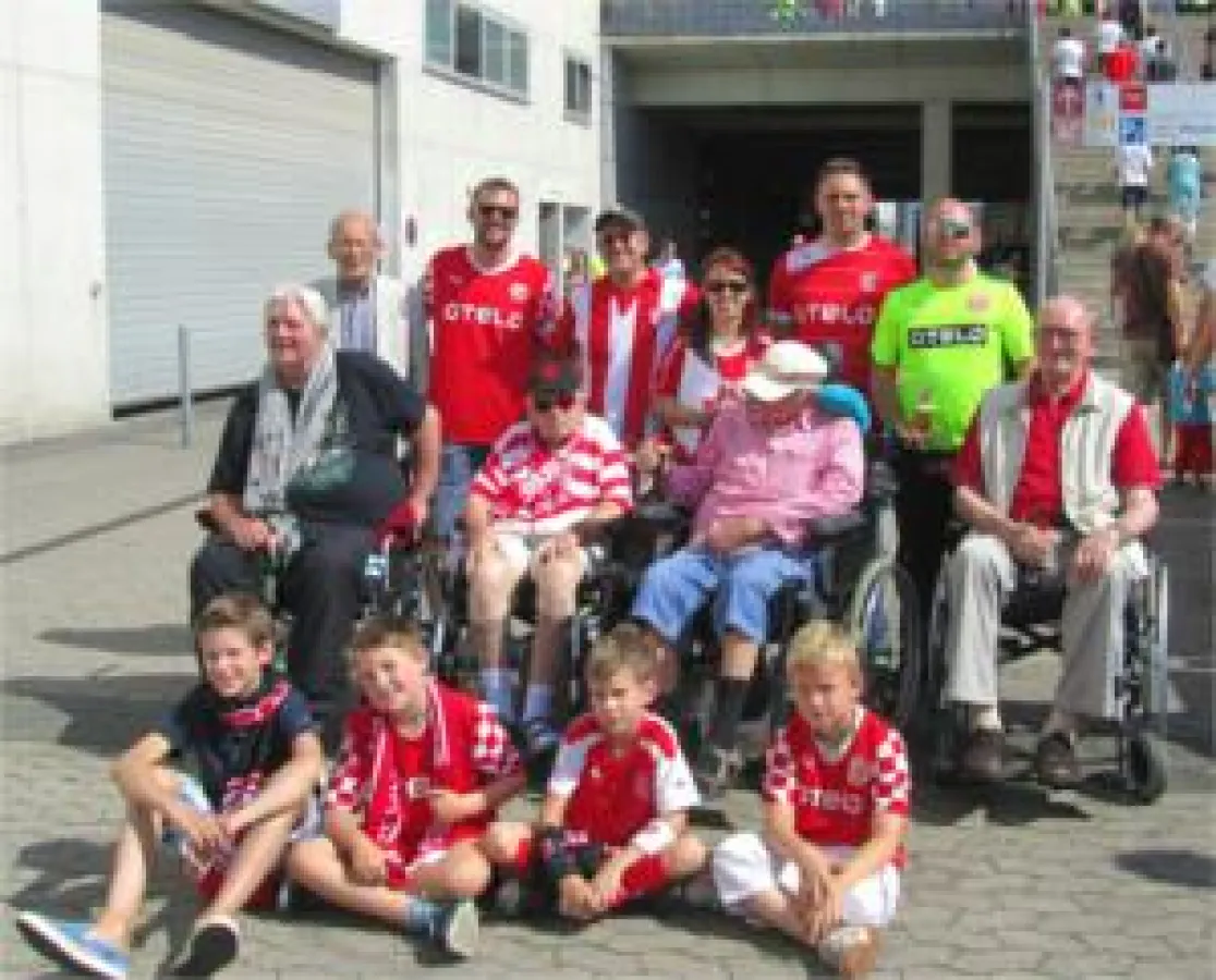 Gute Stimmung trotz Niederlage: Die Stadionbesucher aus Monheim.