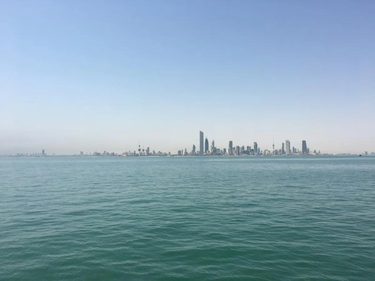 Die Dunstglocke über Kuwait ist vom Schiff aus gut sichtbar.  (Hartwig Harder)