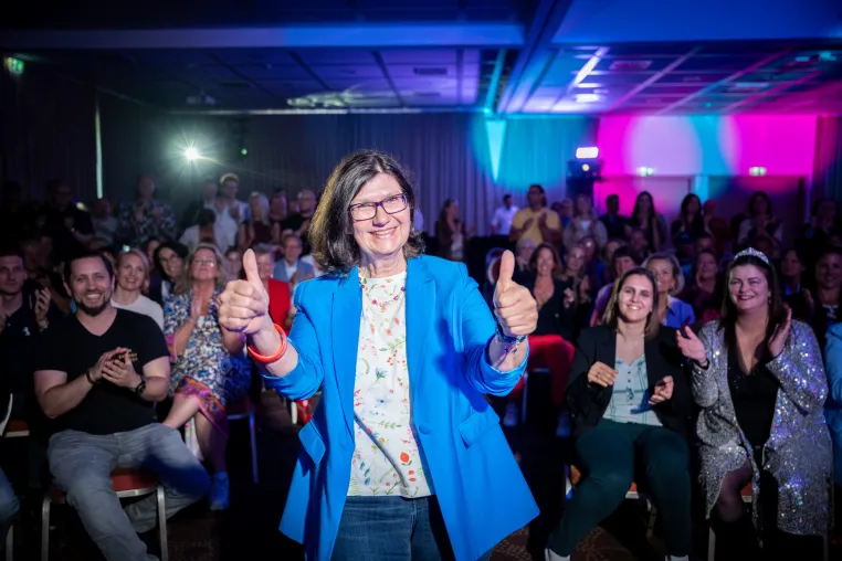Hamburgerin Katharina Lippmann rockt Speaker Slam in Wiesbaden und begeisterte mit klarer Botschaft Bild: Hamburgerin Katharina Lippmann rockt Speaker Slam in Wiesbaden und begeisterte mit klarer Botschaft