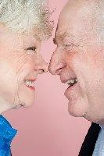 Bild: Bei der Online Partnersuche läuten die Hochzeitsglocken