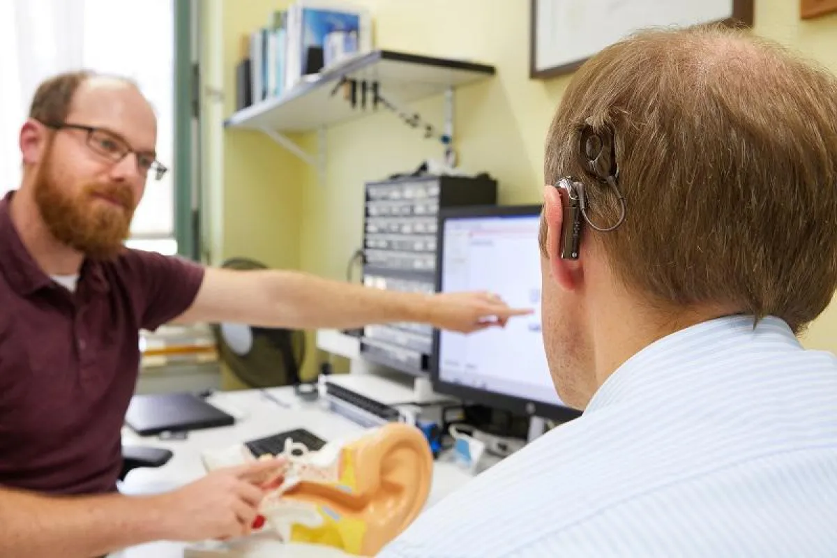 Patient mit Cochlea Implantat bei der Nachsorge im UKR. © UKR/Johannes Beutler