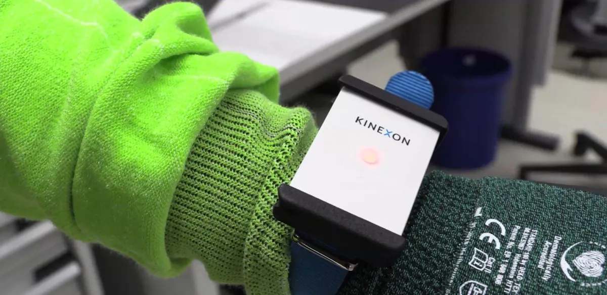 Neuer digitaler Transponder gibt Alarm, wenn Mitarbeiter den Mindestabstand unterschreiten. Foto: in