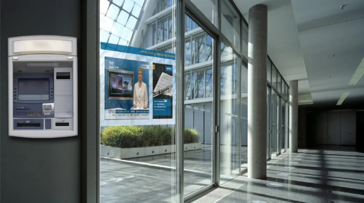 Digital Signage-Lösung an einem Geldautomaten