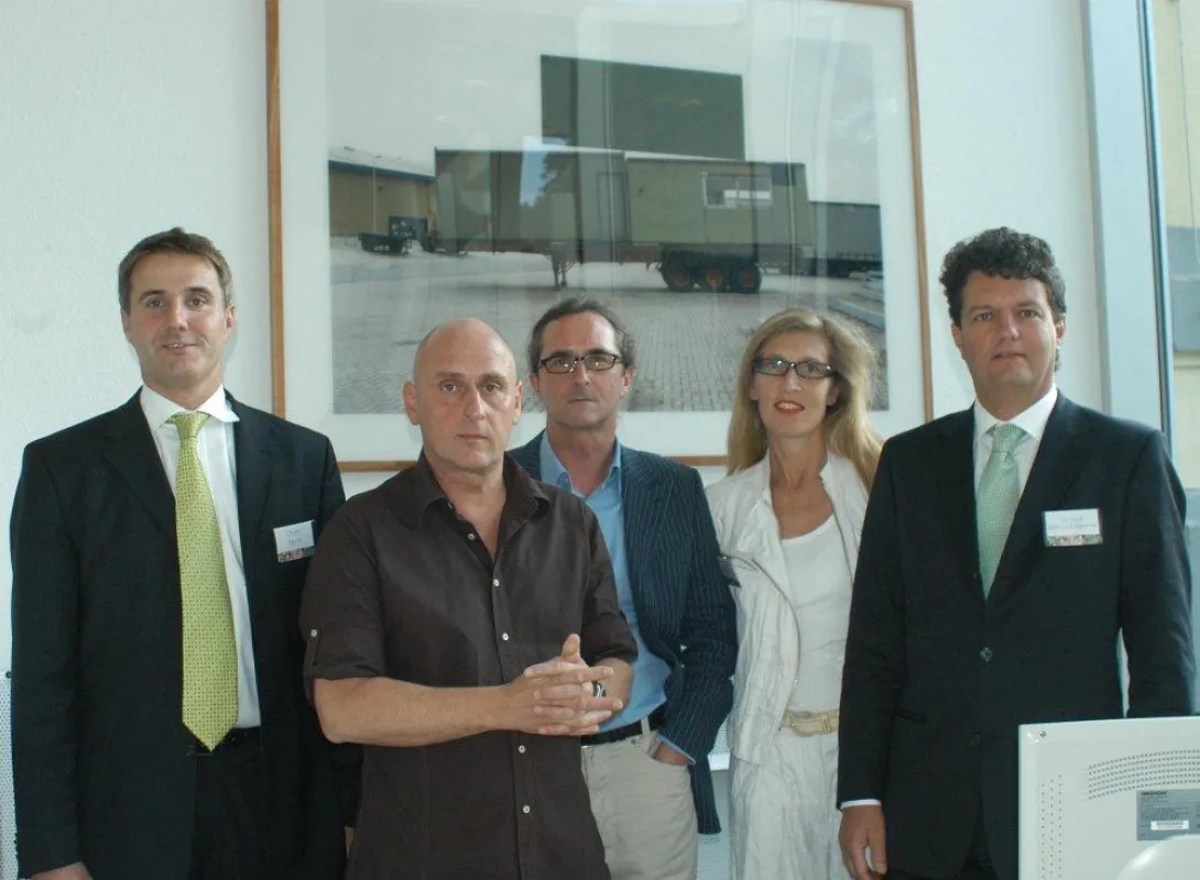 Oliver Merx (Geschäftsführer der Klinik Dardenne, die Brüder Löbbert, Chefärztin Dr. Claudia Dardenne und Dr. Raimund Remmel bei der Eröffnung der Fotoausstellung in der Augenklinik Dardenne. Foto: AS