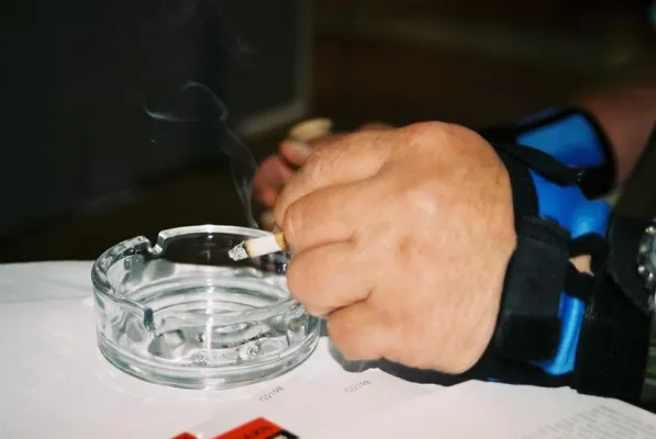 Bild: Rheuma und Rauchen: Gesundheit auf der Kippe