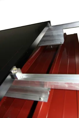 Bild: Montagesystem Photovoltaik für Trapezblechdächer