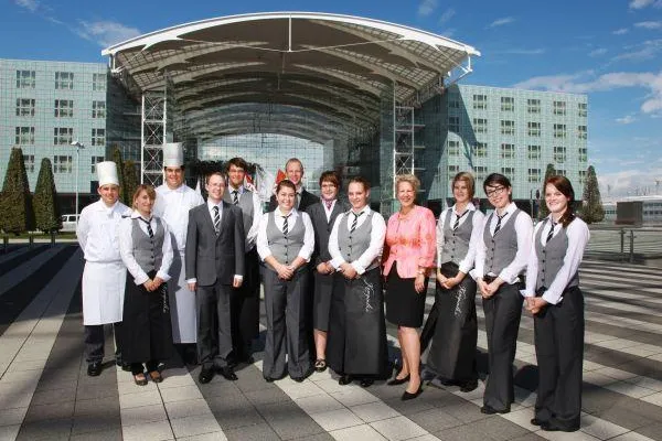 Bild: Kempinski Hotel Airport München begrüßt die neuen Auszubildenden